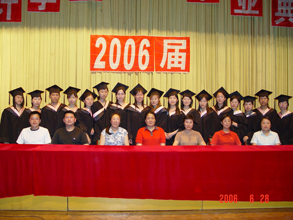 优秀毕业生代表与学院老师合影留念