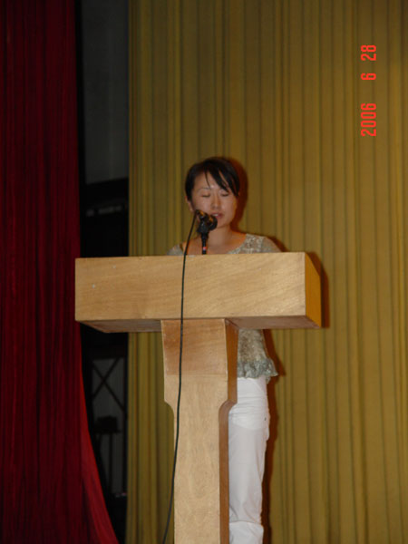 毕业生代表吕楠楠同学发言