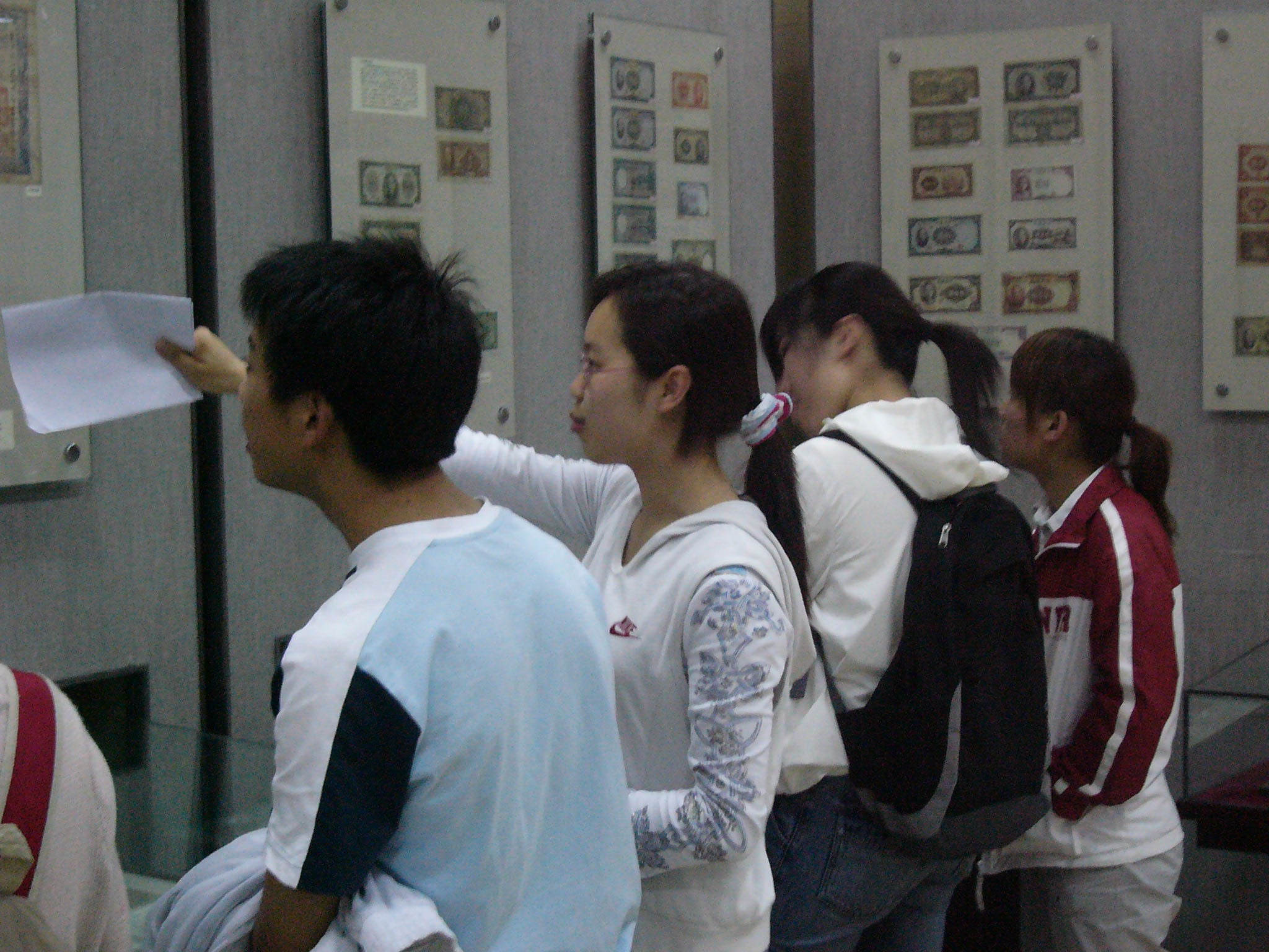 讲解员张妮莎正在为同学们讲解