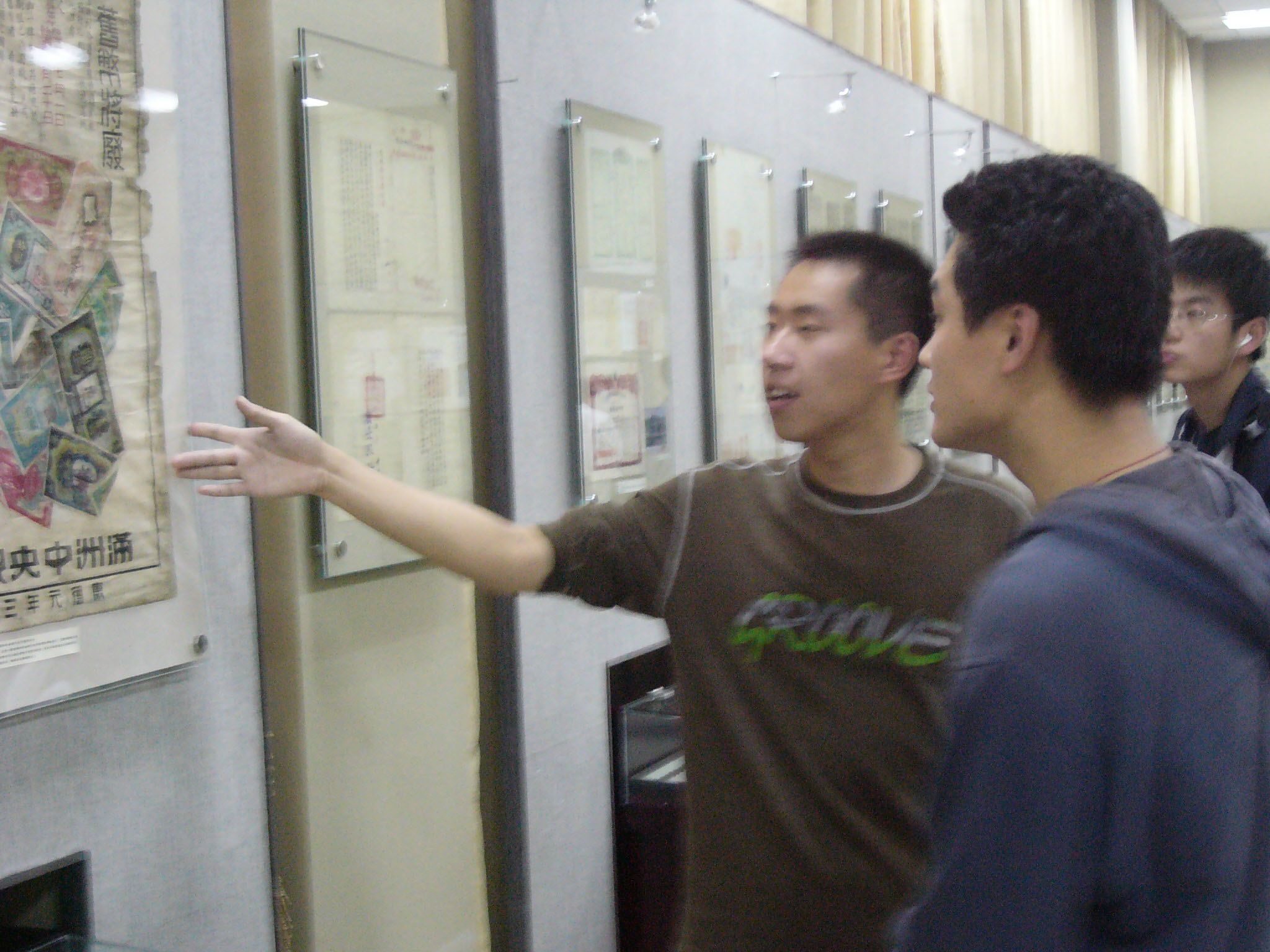 讲解员王健飞正在为同学们讲解