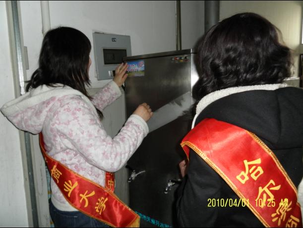 志愿者们张贴节水图标